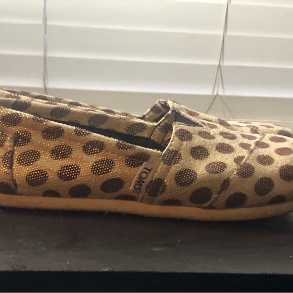 Tom's Classics Women's Canvas Slip-On Tan with Gold Polka Dots Shoes - Size 6 - Picture 5 of 11